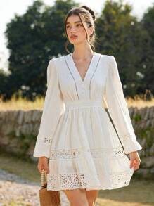 Aveloria Rosie 极简性感V领收腰重磅镂空蕾丝拼接女士长袖短款连衣裙 - 白色 - 查看 3