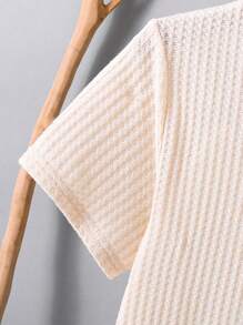 SHEIN Áo thun polo tay ngắn dệt kim mềm mại và thoải mái có cổ xéo dễ thương dành cho bé trai tuổi mới lớn - Màu Khaki - Xem 4