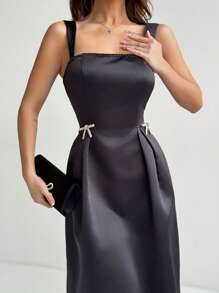 SHEIN Privé Damen Neues Schwarzes Kleid mit Quadratischem Ausschnitt, Strass-Schleifenverzierung, Elegant/Pendler/Lässig/Büro/Urlaub/Party/Date/Sexy/Hochzeitssaison/Romantisch