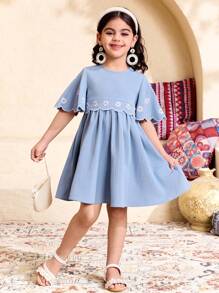 SHEIN Young Girl Casual Vacation Floral Pattern Daisy Embroidery Ruffle Trim Bell Sleeve Patchwork Ruffled Hem Woven Solid Color Dress,Kids - Blue - View 4