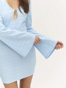 SHEIN Unity Vestido mini de verano con aplicaciones doradas, ajustado al Body con mangas largas y abombadas, y un llamativo corte delantero - ¡Perfecto para fiestas de verano! - Azul - Ver 4
