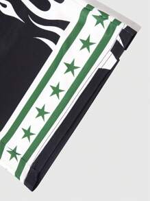 ROMWE MEN Prep Conjunto informal de camiseta de manga corta con cuello en V y estampado de letras y pantalón corto con cordón en la cintura para hombres
