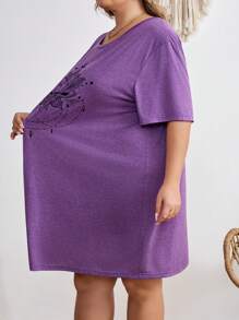 SHEIN CURVE+ 大码音乐节T恤，休闲简约大码莲花净色圆领宽松短袖连衣裙，适合夏季穿着 - 紫色 - 查看 7