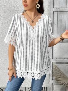 EMERY ROSE Short-Sleeved V-Neck Stitching Lace Wave Stripe Print Plus Size Shirt - Multicolor - View 3