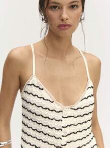 Nöista 纹理条纹可调节肩带休闲针织上衣，正面纽扣设计，春夏必备单品，为您的日常穿搭增添时尚气息 - 黑與白 - 查看 3