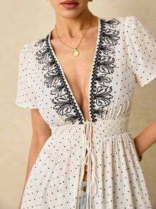 Poéselle Camisa maxi romántica para vacaciones con escote en V profundo, cinturón, flecos y mangas abullonadas cortas con estampado floral para mujer