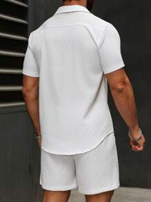 Manfinity Homme بدلة قصيرة الأكمام وسروال قصير بلون واحد، بدلة كاجوال بسيطة للارتداء اليومي