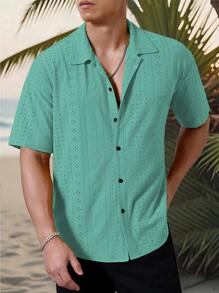 Manfinity Homme 男士度假休闲风，INS上搭配了一款针织黑白几何条纹钩针纹理提花宽松短袖衬衫。纽扣开襟，彰显法式优雅浪漫，是夏威夷海滩度假、音乐节和日常穿着的完美之选。也是送给男朋友或老公的理想礼物。男士条纹短袖单排扣休闲通勤衬衫，男士酷炫衬衫，男士时尚衬衫，男士时尚衬衫