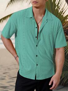 Manfinity Homme 男士度假休闲风，INS上搭配了一款针织黑白几何条纹钩针纹理提花宽松短袖衬衫。纽扣开襟，彰显法式优雅浪漫，是夏威夷海滩度假、音乐节和日常穿着的完美之选。也是送给男朋友或老公的理想礼物。男士条纹短袖单排扣休闲通勤衬衫，男士酷炫衬衫，男士时尚衬衫，男士时尚衬衫