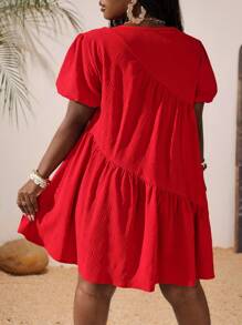 Slaydiva Vestido mini de verano boho para mujer en rojo, casual, cuello redondo, mangas cortas abullonadas, diseño de empalme diagonal con volantes decorativos, corte evasé con vuelo, tejido a cuadros - Rojo - Ver 2