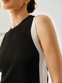 Uhlyne Uhlyne Tank Top Crop Pas Badan Wanita dengan Leher Bulat dan Motif Blok Warna - Hitam dan Putih - View 4
