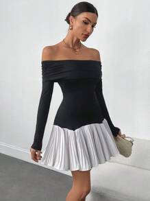 Vestido corto minimalista de mujer de manga larga con hombros descubiertos, bloque de color y dobladillo plisado