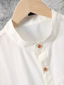 SHEIN 青少年男孩休闲时尚简约极简主义短袖衬衫，百搭设计，适合日常穿着和外出，春夏季