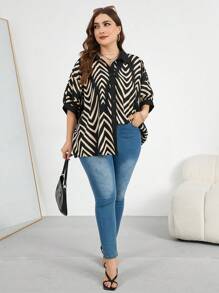 SHEIN Essnce Blusa holgada y cómoda de diario de talla grande para primavera y verano con estampado geométrico, color negro, para mujer. Ideal para uso laboral, vacaciones, ropa informal occidental.