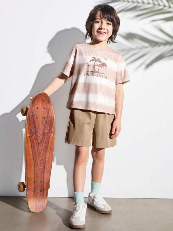 THE HAPPY LOOK Young Boys Tie Dye Model arbore de nucă de cocos Bloc de culoare kaki și pantaloni scurți largi kaki 2 piese, stil casual de vacanță