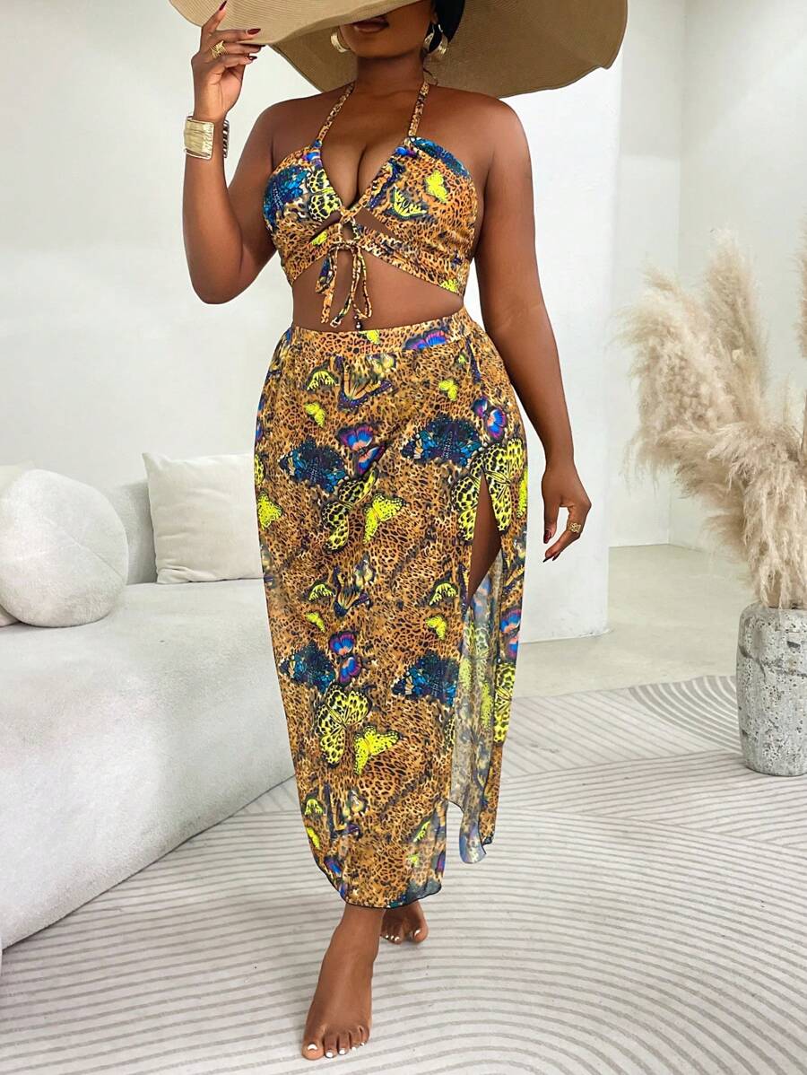 SHEIN Slayr CURVE Conjunto de 3 piezas talla grande para mujer - Top con cuello halter y cruce delantero hueco, estampado de mariposas al azar, conjunto con falda transparente de abertura alta y fondo a juego, traje de baño sexy y de moda para playa y resort, vacaciones de verano