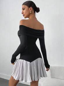 Vestido corto minimalista de mujer de manga larga con hombros descubiertos, bloque de color y dobladillo plisado