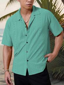 Manfinity Homme 男士度假休闲风，INS上搭配了一款针织黑白几何条纹钩针纹理提花宽松短袖衬衫。纽扣开襟，彰显法式优雅浪漫，是夏威夷海滩度假、音乐节和日常穿着的完美之选。也是送给男朋友或老公的理想礼物。男士条纹短袖单排扣休闲通勤衬衫，男士酷炫衬衫，男士时尚衬衫，男士时尚衬衫