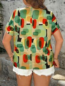 SHEIN LUNE 大码女式多几何印花 V 领休闲复古绿色短袖衬衫 - 綠色 - 查看 2