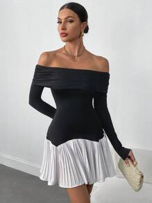 Vestido corto minimalista de mujer de manga larga con hombros descubiertos, bloque de color y dobladillo plisado