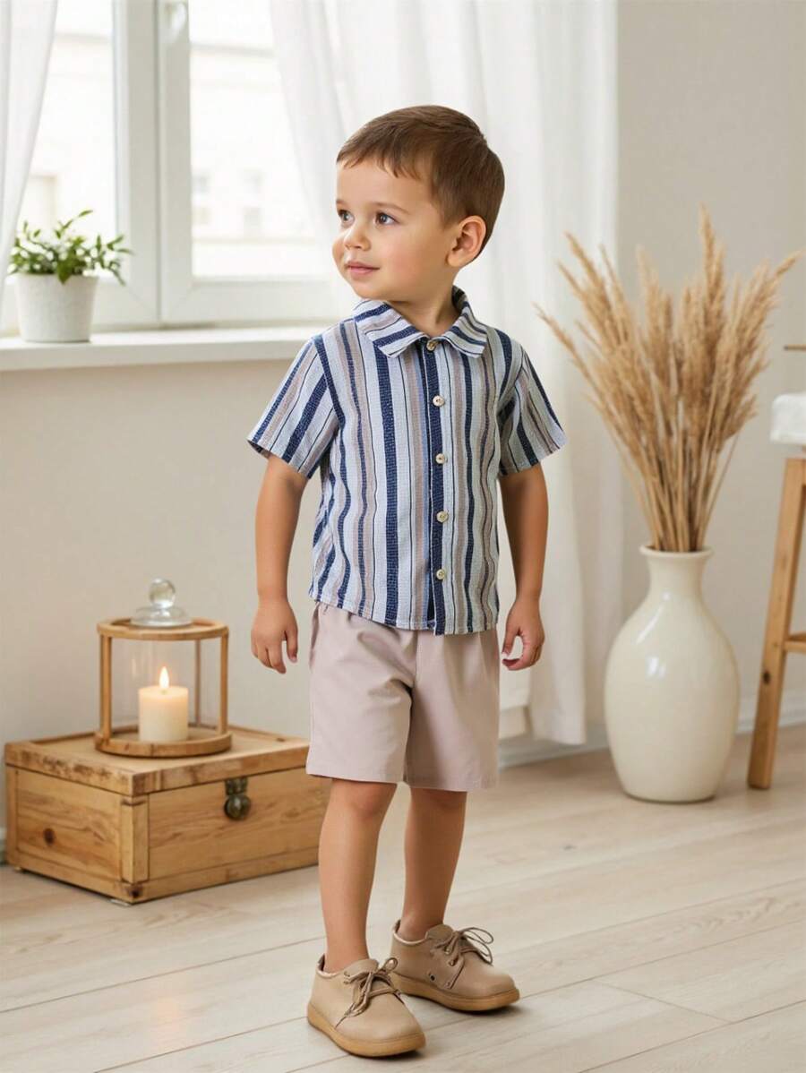 SHEIN 2 件 Youngboy 休闲卡其色条纹衬衫和松紧腰短裤套装，百搭款式，棉质面料，适合户外旅行 - 彩色 - 查看 1