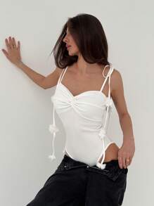 Aloruh Vrouwen Effen Kleur Bloemen Decor Twist Front Bodysuit, Minimalistisch & Slim Fit