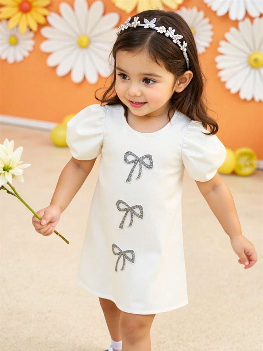 SHEIN 蝴蝶结配饰女婴连衣裙，派对装新款女婴婚礼缎面蝴蝶结贴花圆领拉链泡泡短袖连衣裙，适合正式场合。舒适、时尚、优雅、甜美、可爱。 - 白色 - 查看 1