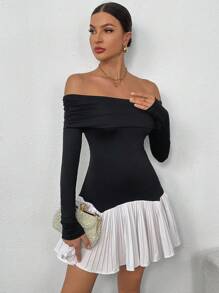 Vestido corto minimalista de mujer de manga larga con hombros descubiertos, bloque de color y dobladillo plisado