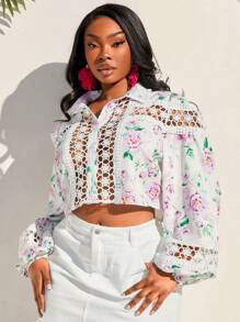 SHEIN SXY Blusa ajustada de mujer talla grande con decoración de encaje blanco soluble en agua y estampado de flores blancas, adecuada para principios de primavera, primavera y verano, selva tropical, fiesta en la playa, vacaciones junto al mar, fiesta alrededor de la fogata, fresca y ligera, ajuste ceñido, cómoda de usar, fácil de combinar y estilizante, resalta tu silueta