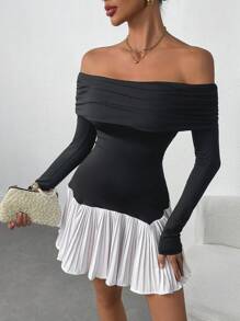 Vestido corto minimalista de mujer de manga larga con hombros descubiertos, bloque de color y dobladillo plisado