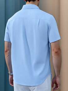 Manfinity Homme 男式纯色前扣短袖口袋休闲衬衫 - 藍色 - 查看 2