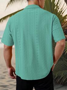 Manfinity Homme 男士度假休闲风，INS上搭配了一款针织黑白几何条纹钩针纹理提花宽松短袖衬衫。纽扣开襟，彰显法式优雅浪漫，是夏威夷海滩度假、音乐节和日常穿着的完美之选。也是送给男朋友或老公的理想礼物。男士条纹短袖单排扣休闲通勤衬衫，男士酷炫衬衫，男士时尚衬衫，男士时尚衬衫