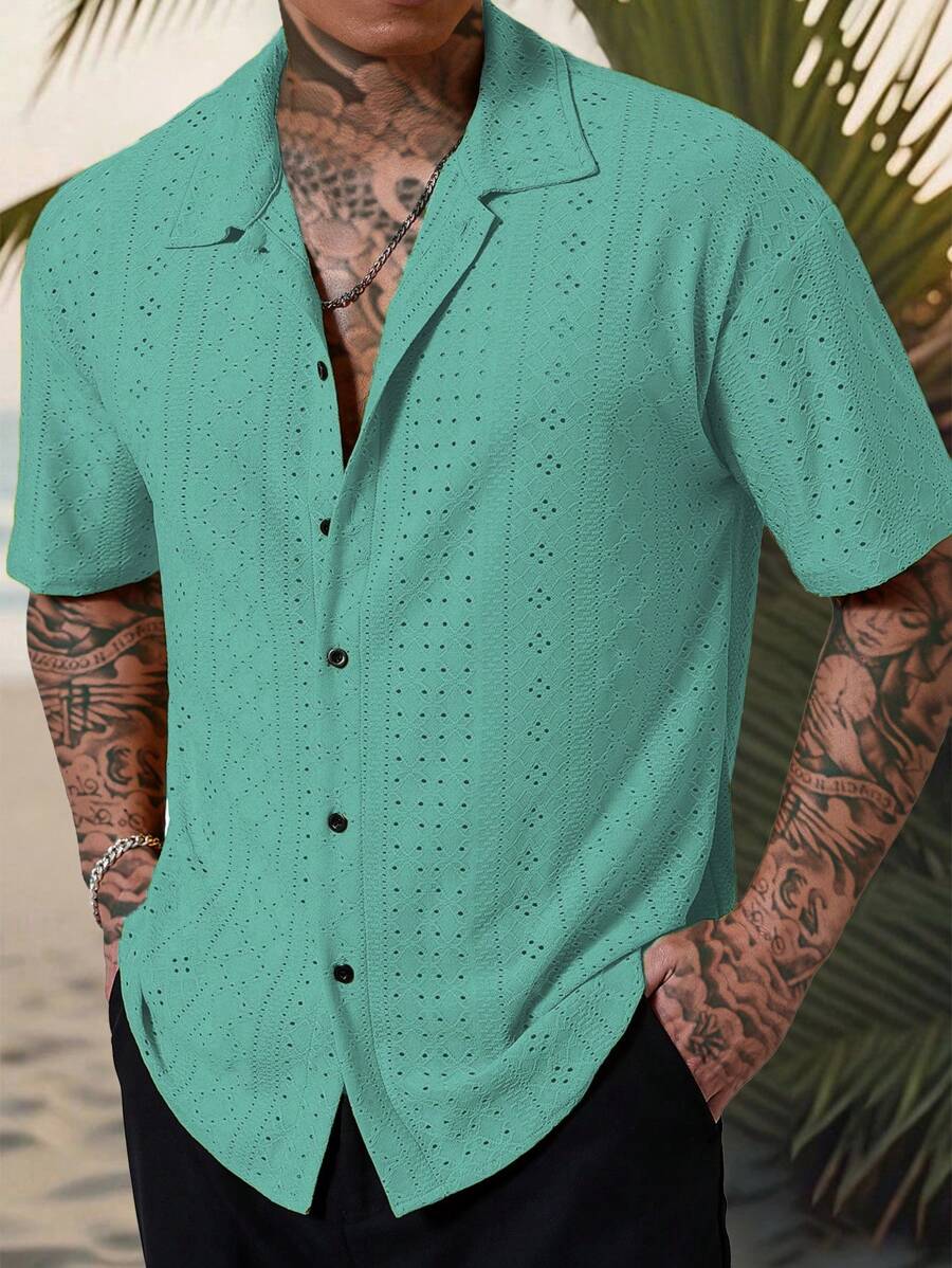 Manfinity Homme 男士度假休闲风，INS上搭配了一款针织黑白几何条纹钩针纹理提花宽松短袖衬衫。纽扣开襟，彰显法式优雅浪漫，是夏威夷海滩度假、音乐节和日常穿着的完美之选。也是送给男朋友或老公的理想礼物。男士条纹短袖单排扣休闲通勤衬衫，男士酷炫衬衫，男士时尚衬衫，男士时尚衬衫