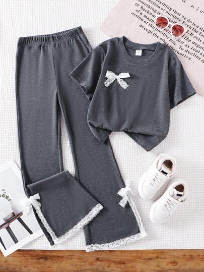 Sparklyn 少女休闲灰色短袖蕾丝蝴蝶结T恤搭配喇叭蕾丝拼接长裤，适合春夏穿着，居家休闲舒适，适合外出散步、度假、夏季旅行。
