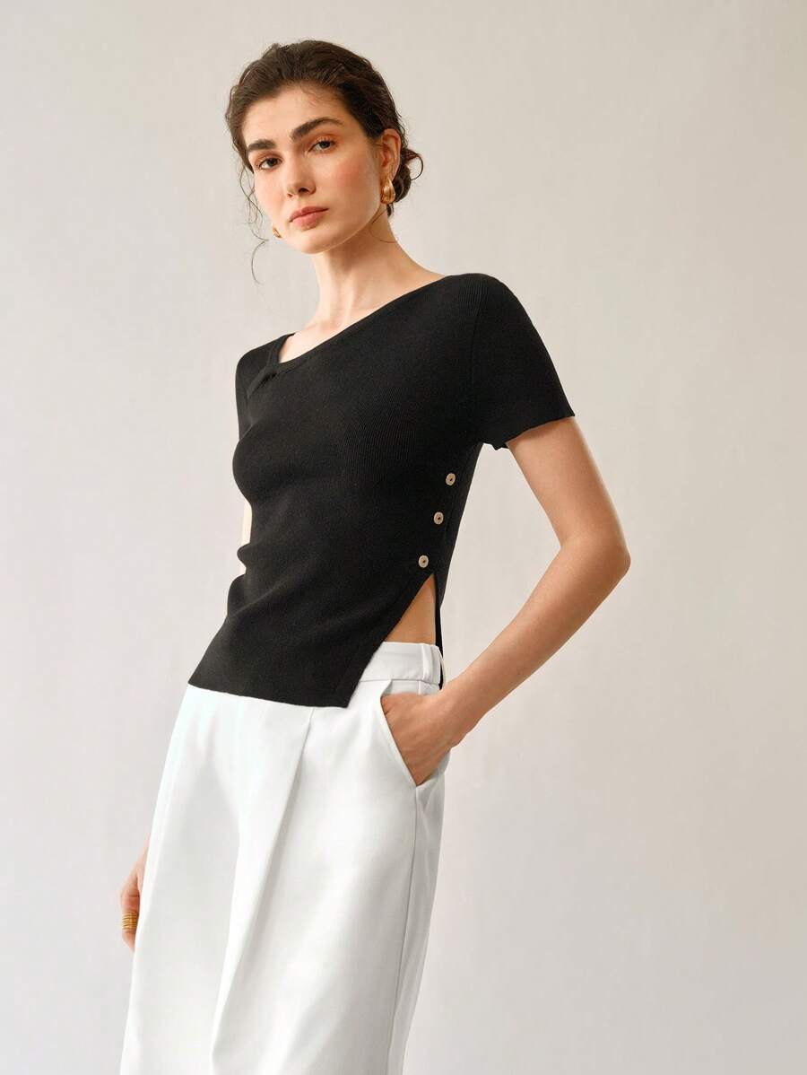 Chiquease ملابس علوية محبوكة ضيقة ذات ياقة مائلة وذيل منشق ، أكمام قصيرة باللون الأحادي للسيدات