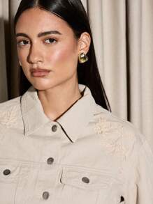 AiiRZ 刺绣短款卡车司机夹克花卉图案纽扣前襟春季时尚休闲外套过渡季街头潮流单品 - 卡其色 - 查看 4