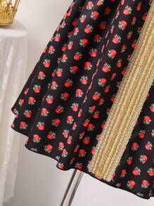 Vestido largo con mangas largas y fondo negro con diseño de rosa y fresa con acabado de encaje, para primavera/verano