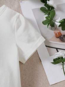 Set de 2 piezas de conjunto informal y lindo para niñas pequeñas, que incluye una blusa de punto de manga corta con cuello redondo y estampado de trébol para la primavera/verano, y una falda plisada de línea A de color liso