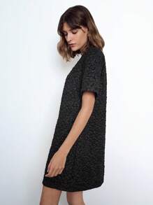 Maija Vestido Curto Casual Preto Texturizado de Manga Curta e Gola Redonda para Mulheres, Versátil para Festa, Outono/Inverno, Dia dos Namorados, Festival - Preto - Visão 2