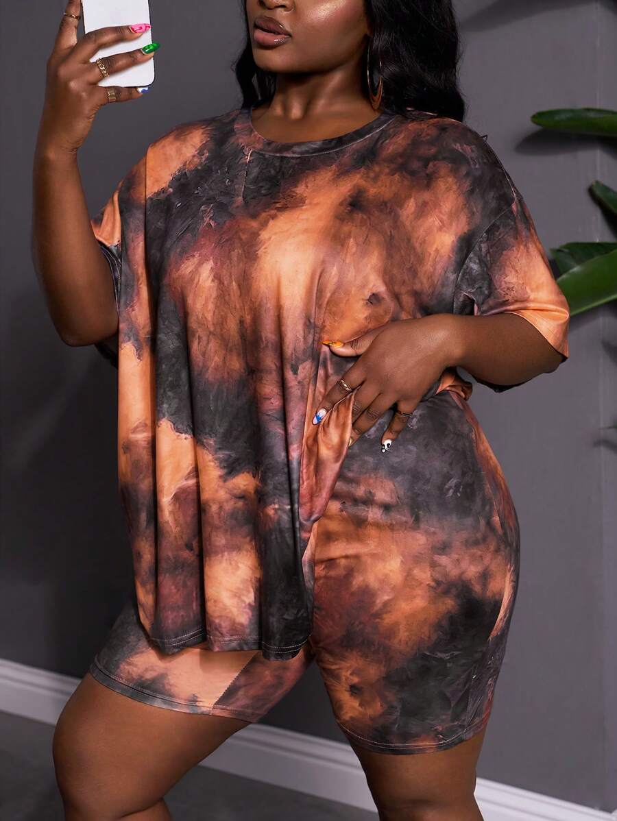 SHEIN CURVE+ Conjunto de dos piezas (camiseta de hombros caídos con efecto tie-dye y shorts de ciclista) para talla grande de verano - Multicolor - Ver 1