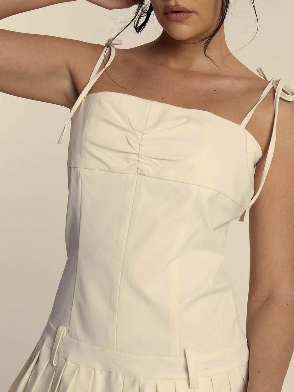 Abito mini con scollo quadrato, spalle annodate, busto arricciato, vita bassa, gonna plissettata. Abiti carini per la primavera, l'autunno e l'estate. Abiti eleganti per le vacanze.