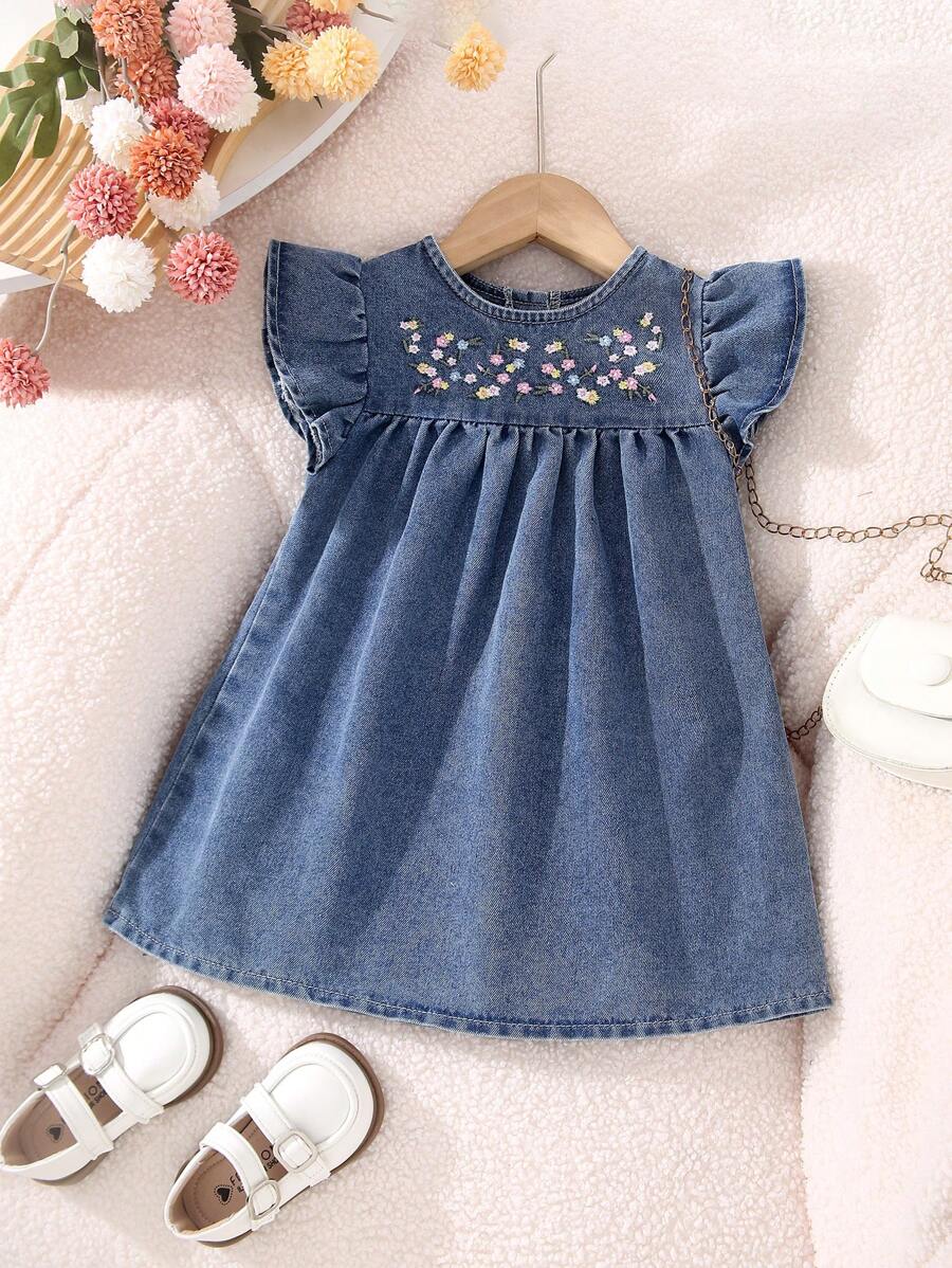 SHEIN Vintaside Kids 女婴新款蓝色水洗休闲宽松荷叶边袖牛仔连衣裙,甜美时尚花卉刺绣,舒适褶皱下摆设计,百搭简约,适合日常穿着 - 中等水洗藍 - 查看 1
