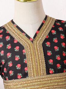 Vestido largo con mangas largas y fondo negro con diseño de rosa y fresa con acabado de encaje, para primavera/verano