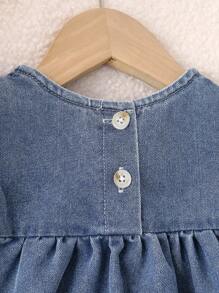 SHEIN Vintaside Kids 女婴新款蓝色水洗休闲宽松荷叶边袖牛仔连衣裙，甜美时尚花卉刺绣，舒适褶皱下摆设计，百搭简约，适合日常穿着 - 中等水洗藍 - 查看 6