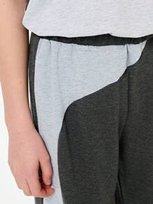 SHEIN Explorewe 1 件男童休闲宽松拼布运动裤，深灰色调展现低调奢华，弧形裤腿设计，双色拼布增添独特性，舒适面料，适合日常穿着、户外、休闲、运动、散步 - 灰色 - 查看 5