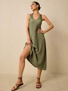 Poéselle 夏季海滩 V 领连衣裙 木环装饰肩带 纹理飘逸面料海滩夏装 柔和色连衣裙 绿色连衣裙 夏季连衣裙 长款沙滩裙 海滩女士连衣裙 亚麻连衣裙 - 軍綠色 - 查看 4