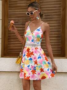 SHEIN VCAY Vestido de tirantes finos con estampado floral, minimalista y parches, perfecto para vacaciones, salidas de verano y fiestas. - Multicolor - Ver 2