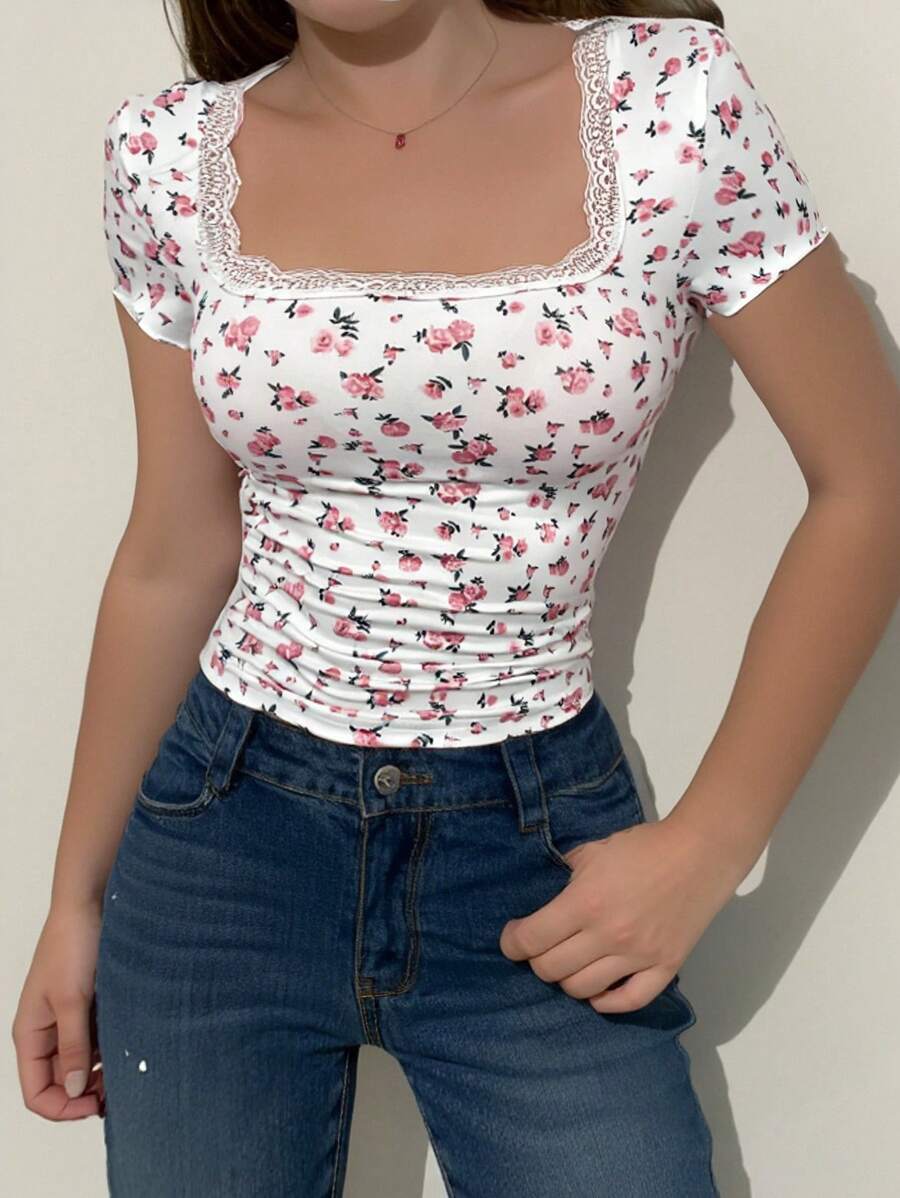 SHEIN Leap Crew Niñas adolescentes Primavera y Verano, Año Nuevo, Día de San Valentín Estilo "Clean Girl" Blanco y Rosa Floral Estampado Contraste Encaje Fruncido Lateral Crop Top con Pliegues en la Cintura, Estilo Vintage