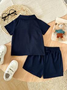 2 pezzi Set polo e pantaloncini per bambino, in colori a contrasto blu navy, bianco e giallo, perfetto per uso quotidiano, feste o uscite, per sembrare carino e signorile, abbigliamento estivo, costume da bagno