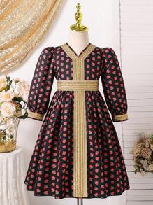 Vestido largo con mangas largas y fondo negro con diseño de rosa y fresa con acabado de encaje, para primavera/verano